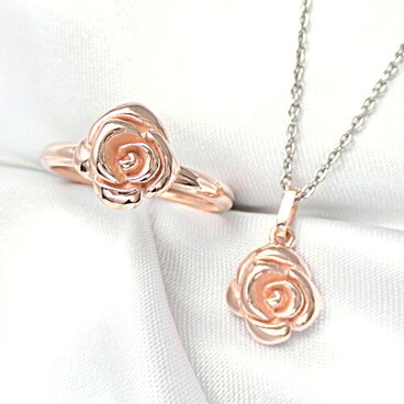 ピンクローズ｛薔薇｝のリング＆ペンダントセット：シルバー製【主張しすぎない程よいサイズ。】