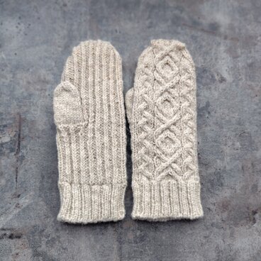 Hand-knit mittens / xoxo