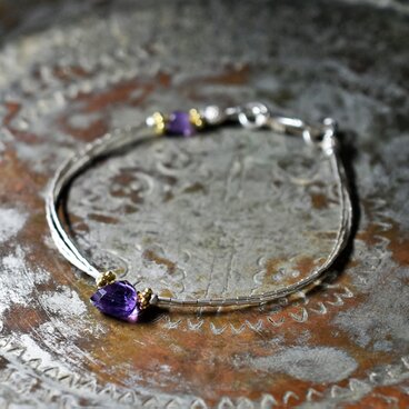 ザンビア産アメジストと繊細筒型シルバービーズの3連ブレス