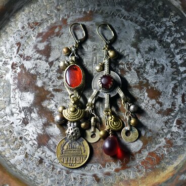 oldコインとoldアフガンメタル、民族鈴、ウエディングビーズのアンシメトリーピアス