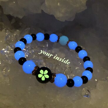 桜 ピンク彫りオニキス ルミナスストーン 夜光石 天然石ブレスレット