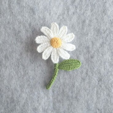 かぎ針で編んだブローチ　可愛いコサージュ　デイジーみたいな一輪のお花　まる花