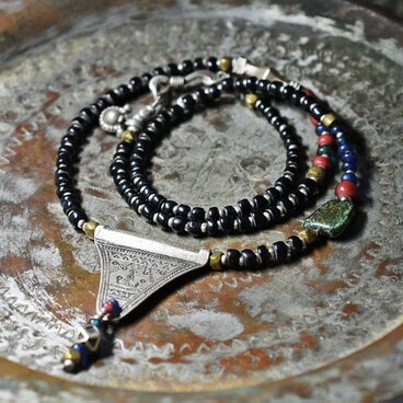 oldトゥアレグシルバーTOPと漆黒アンティoldチベタンターコイズ、漆黒ビーズと金赤ホワイトハーツ、ブルービーズのネックレス