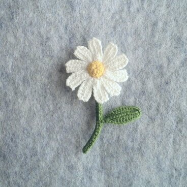 かぎ針で編んだブローチ　可愛いコサージュ　デイジーみたいな一輪のお花　平花