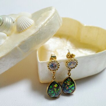 華やかに耳元を彩る♡アヌエヌエレインボーゴールドエレガントピアス