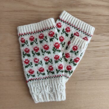 Chorus（コーラス）：蕾模様のカフスと赤い花のハーフミトン