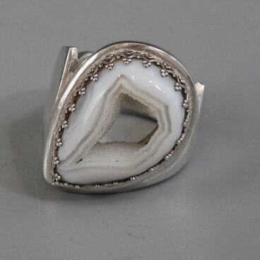 白い大地に湖と周回道路