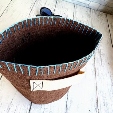 フェルトの小物入れ　茶色に水色の刺繍　軽くてかわいい