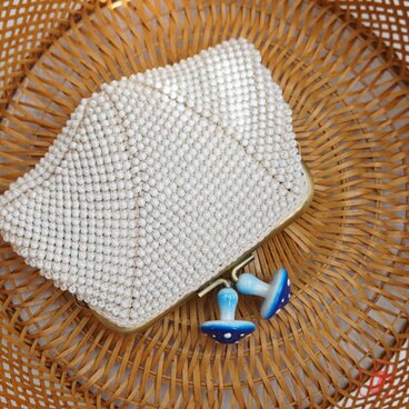 ばあば、大きめ・総ガラスビーズのスクエアがま口（青きのこ・2205）