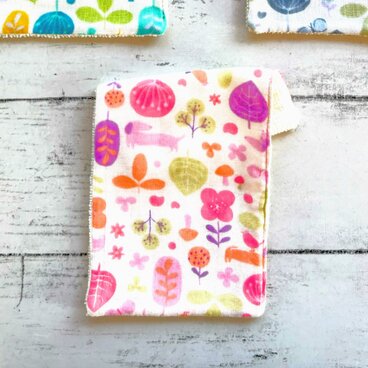 北欧風犬と植物　ハンカチタオル　ハーフハンカチ　ガーゼハンカチ　ピンク系　名入れ　マイクロファイバータオル