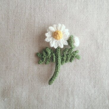 かぎ針で編んだブローチ　可愛いコサージュ　カモミールみたいなお花　1