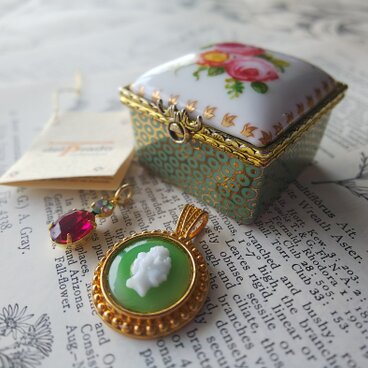 ヴィンテージ　Ａ.スペイン陶磁器ケース／ペンダント2つ／古書（植物画）Package