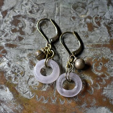 淡いパープルドゴンドーナツと民族鈴のピアス