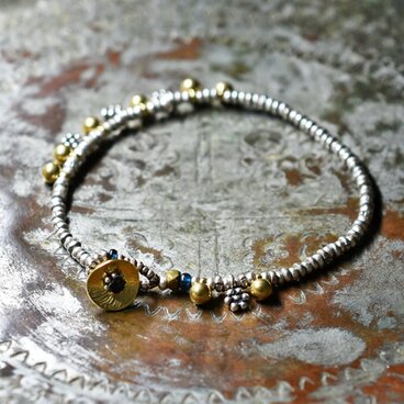 シャン族oldシルバーとカレンシルバー、まん丸インドブラス＆インドシルバー小花、oldオリッサブラスのブレス