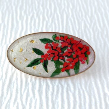 福を呼ぶ南天＊手描きレジンの帯留め