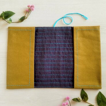 粋な刺し子の文庫本カバー