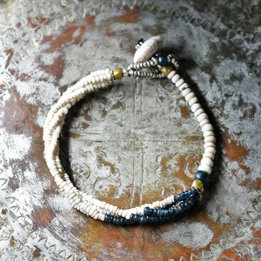 アンティークホワイトシードビーズとインディゴブルーアンティークビーズの4連mixブレス（貝留め金）