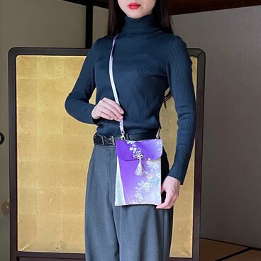 菖蒲色の正絹スマホポーチ｜アジアンノット飾り・軽量60g｜着物リメイク【一点もの】