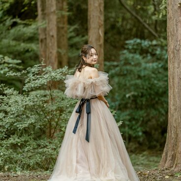 実例写真！カラードレス シャンパン色 オフショルダー チュールスカート サッシュベルト 前撮り 花嫁