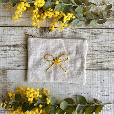 大人かわいい手刺繍ミモザリボンポーチ(ポケットティッシュサイズ) 国産帆布　コットンリネン　小物入れ　ギフト
