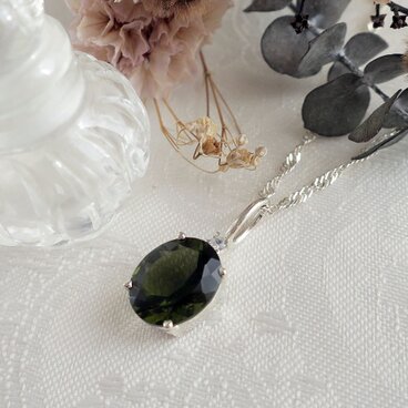 モルダバイト＋ムーンストーン シルバー 隕石 ぺンダント｜エレガント・グリーン・爪留め｜ご褒美・ギフト・レディース