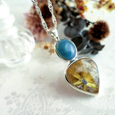 太陽ルチル スウェディッシュブルー×天然石ペンダント｜フクリン 鏡面 ゴールド｜ギフト・縁起もの・ユニセックス