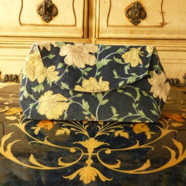 紺ねコーデュロイの花柄のぷっくりした巾広ポーチ（送料無料)