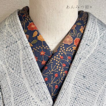 正絹の半衿  鉄紺小花