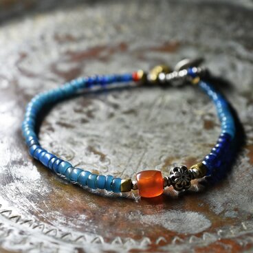 ミゾーラムカーネリアンと花模様インドシルバー、ナガ族アンティークビーズ、ブルービーズのブレス