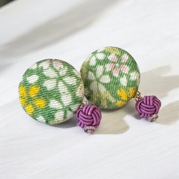 《イヤリング》一越ちりめん・小花の可愛いくるみボタンに水引き玉結びのイヤリング♪