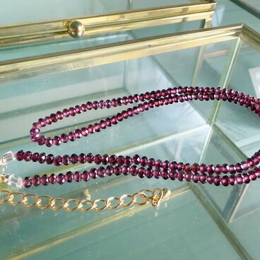 【1月の誕生石】深紅の輝きが首元に寄り添うガーネット・ネックレス