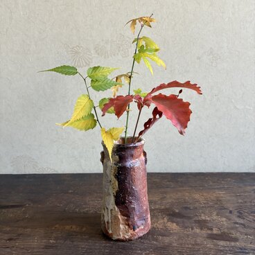 伊賀織部 筒形花入｜穴窯焼成・焼締｜白化粧と鉄の景色｜耳付き花瓶