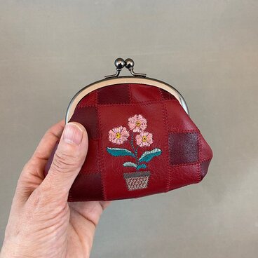 革パッチワークのがま口（ワインレッドに花の刺繍）02009-01