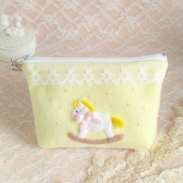 可愛い木馬のポーチ（イエロー）