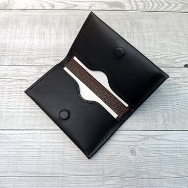 【黒】スリムなシンプル名刺入れ　マグネットボタン付き