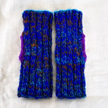 手つむぎ手編みのアームウォーマー　ロイヤルブルー