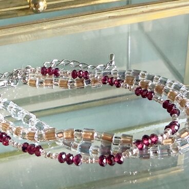 【1月の誕生石】積み重ねた時間に、静かな輝きを。きらめくガーネット 3連ブレスレッド Vol.1