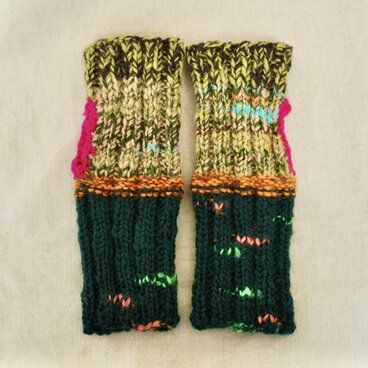 手つむぎ手編みのアームウォーマー　緑・オレンジ
