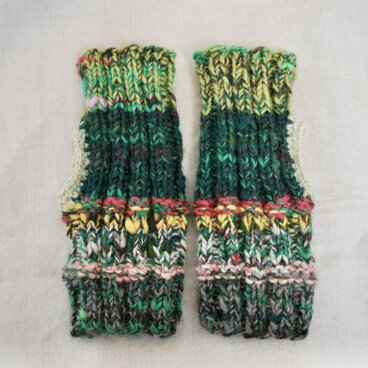 手つむぎ手編みのアームウォーマー　緑系・ピンク