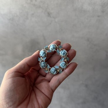 286 ヴィンテージ 淡いブルーの輪に咲く薔薇 ― ミッドセンチュリー・フラワーブローチ