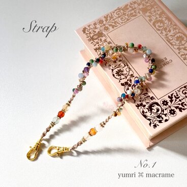 yumri ⌘ macrame 天然石を散りばめたマクラメレースストラップNo.1(ゴールド・Wナスカン小)