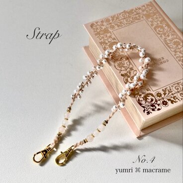 yumri ⌘ macrame パールを散りばめたマクラメレースストラップNo.4(ゴールド・Wナスカン小)