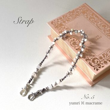 yumri ⌘ macrame 天然石を散りばめたマクラメレースストラップNo.5(シルバー・Wナスカン小)