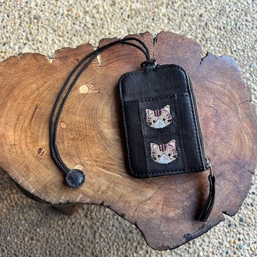 パスケース2枚用 小銭入れ付き（黒の革に茶トラ猫の刺繡）03003-49