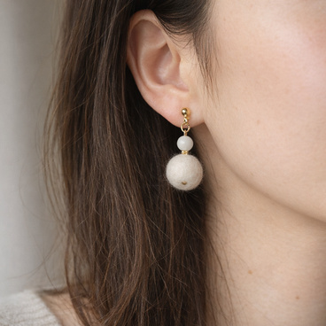 白いイヤリング／ピアス 心をリセット新しい一歩に　軽くてやさしい