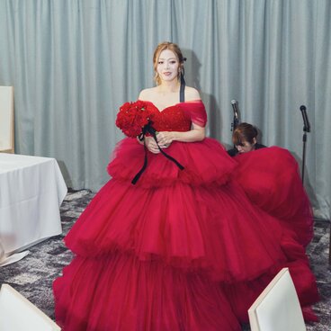 実例写真！カラードレス ビビッドピンク 花嫁 オフショルダー ビジュー ボリュームドレス 大人っぽい