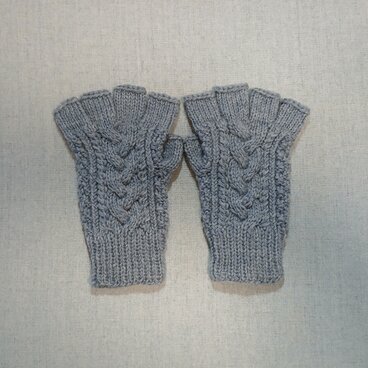 軽やかさを纏う 指なし手袋淡いインディゴブルー(女性用S～M/お子様向け)