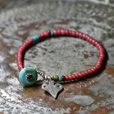oldベルベル族ヴィンテージシルバー、金赤＆濃赤ホワイトハーツ、ターコイズシェブロンビーズのブレス（ターコイズ留め金）