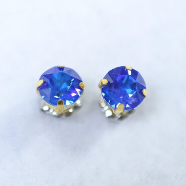 スワロフスキー・チャトンのピアス（6mm・ クリスタル ロイヤルブルー ディライト・チタンポスト）