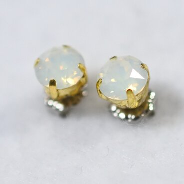 スワロフスキー・チャトンのピアス（6mm・ ホワイトオパール・チタンポスト）